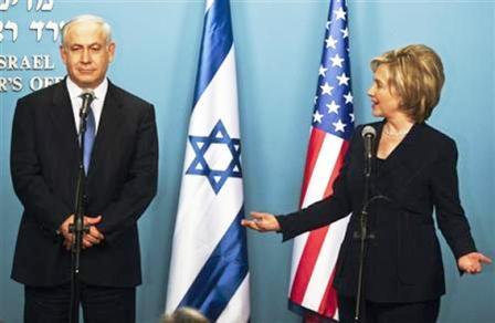 وزيرة الخارجية الأمريكية هيلاري كلينتون تتحدث في مؤتمر صحفي مشترك مع رئيس الوزراء الإسرائيلي بنيامين نتنياهو في القدس .