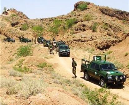 مركبات للجيش الباكستاني وجنود لدى دخولهم قرية في وزيرستان الجنوبية