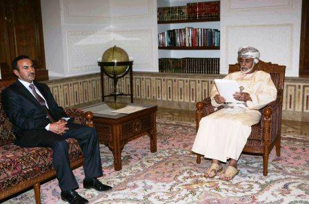 السلطان قابوس بن سعيد لدى استقباله العميد الركن/ أحمد علي عبدالله صالح أمس