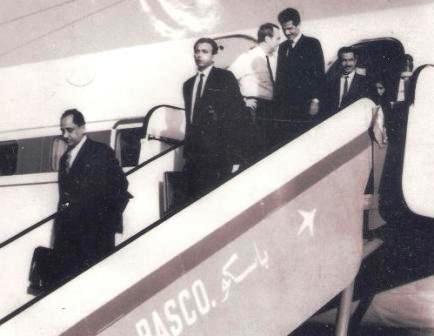 الرئيس قحطان لدى نزوله من سلم الطائرة في مطار عدن صباح يوم الاستقلال