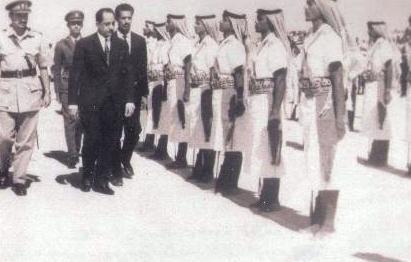 الرئيس قحطان يستعرض جيش البادية الحضرمي ، 1968م