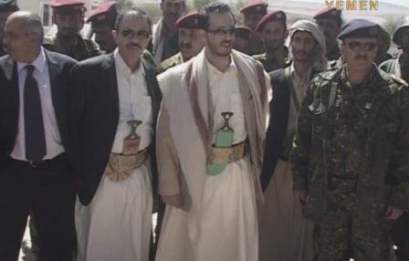 محافظ عمران وأركان حرب الأمن المركزي اثناء تفقدهم مخيم خيوان للنازحين أمس