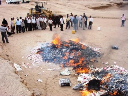 إدارة مصلحة الضرائب بعدن أمس  تحرق السجائر المهربة