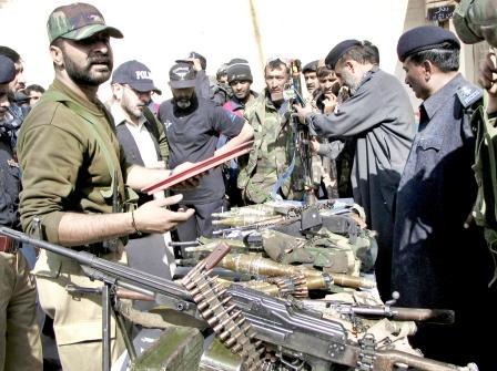 الأسلحة المهربة التي أستولى عليها الجيش الباكستاني في الحدود الباكستانية الأفغانية أمس