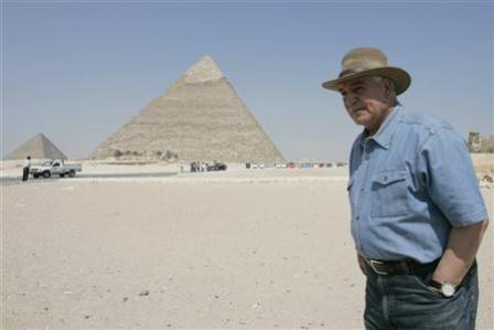زاهي حواس الامين العام للمجلس الأعلى للآثار المصري بالقرب من الاهرامات في الجيزة يوم 17 يونيو حزيران 2007.