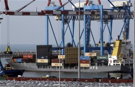 سفينة الحاويات ترسو في ميناء أشدود الإسرائيلي بعد أن اعترضتها البحرية الاسرائيلية في البحر المتوسط واقتادتها إلى الميناء يوم أمس.