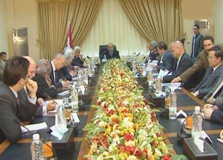 القربي يستعرض جهود الحكومة في االتصدي لفتنة الحوثيين