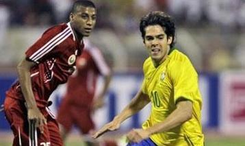 كاكا في صراع مع أحد لاعبي عمان