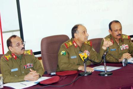 وزير الدفاع يلقي كلمته في حلقة النقاش أمس