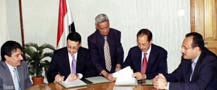 الأرحبي وطارق المنسي يوقعان على اتفاقية تمويل إنشاء ميناء سقطرى