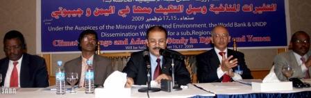 وزير المياه وبجواره هشام شرف وكيل وزارة التخطيط  خلال ورشة العمل شبه الإقليمية حول التغيرات المناخية وسبل التكيف معها