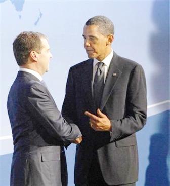 الرئيس الروسي ديمتري ميدفيديف (الى اليسار) يتحدث مع نظيره الأمريكي باراك اوباما في بيتسبرج يوم 24 سبتمبر .