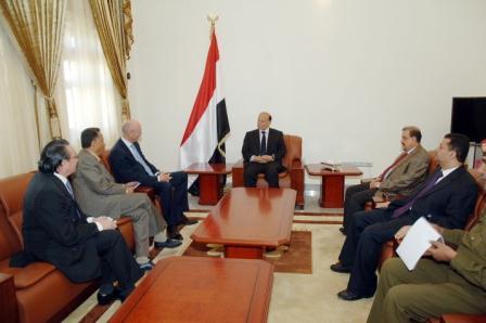 نائب الرئيس أثناء استقباله السفير الفرنسي أمس