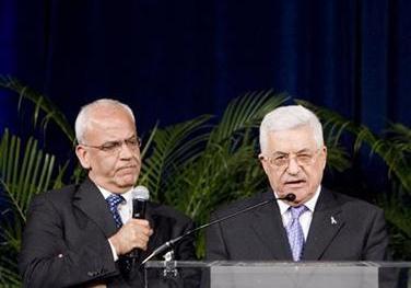 الرئيس الفلسطيني محمود عباس و المفاوض الفلسطيني الكبير صائب عريقات في واشنطن