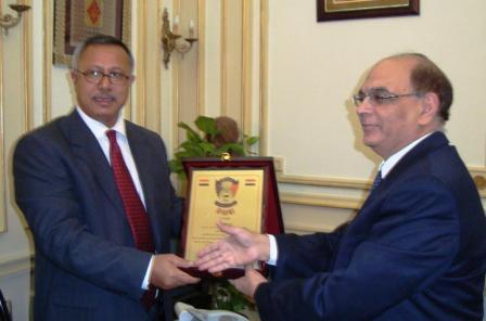 منح درع جامعة عدن لجامعة القاهرة