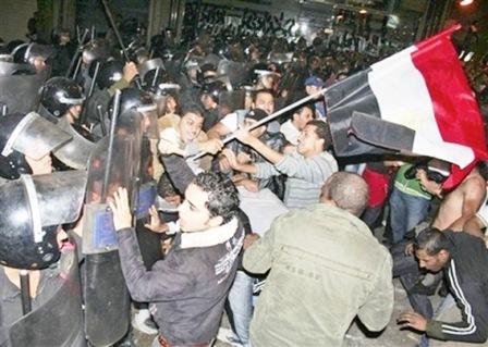 محتجون وقوات أمن مصرية