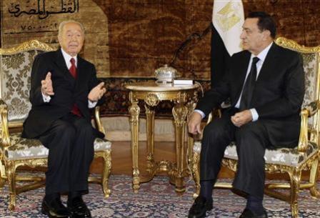الرئيس المصري حسني مبارك مع نظيره الاسرائيلي شمعون بيريس