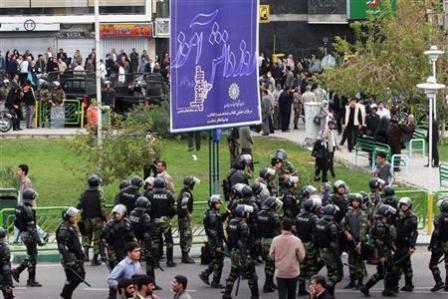 قوات شرطة مكافحة الشغب الإيرانية تنتشر في وسط طهران يوم الأربعاء الماضي
