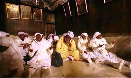 مسيحيون نيجيريون يزورون مغارة كنيسة المهد مكان ولادة المسيح