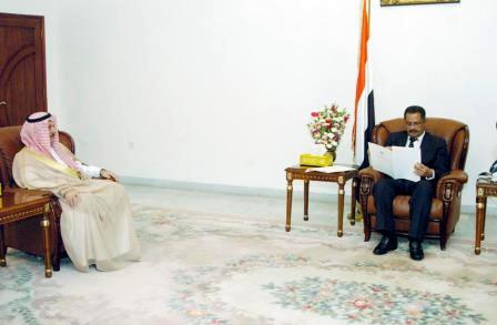 رئيس الوزراء لدى استقبالة سفير المملكة العربية السعودية بصنعاء