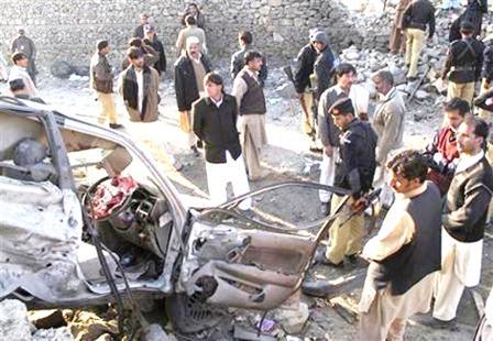 باكستانيون بينهم أفراد أمن في موقع هجوم انتحاري بوادي سوات يوم أمس