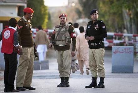 عسكريون باكستانيون قرب مدخل مسجد هاجمه مسلحون في روالبندي .