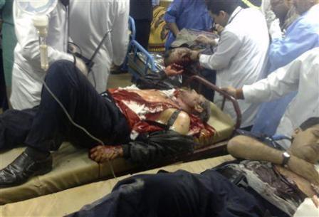رجال شرطة عراقيون مصابون يتلقون العلاج في مستشفى عقب تفجير في الرمادي يوم  أمس