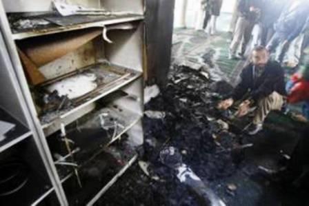 فلسطينيون يتفقدون المسجد الذي تعرّض للحرق