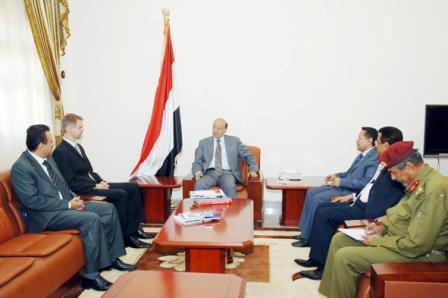 نائب الرئيس لدى استقباله الممثل المقيم لمنظمة فريدريش ايبرت الألمانية أمس