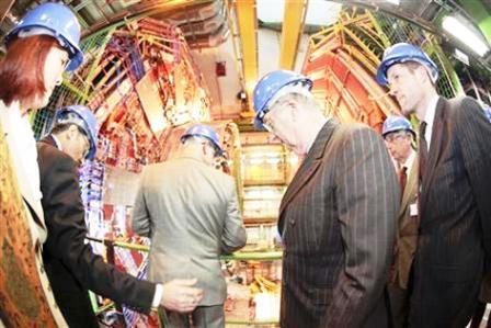 ملك بلجيكا البرت الثاني (الثالث من اليمين) يتفقد جهاز مصادم الهدرونات الكبير في مختبر تابع للمنظمة الأوروبية للأبحاث النووية (سيرن)