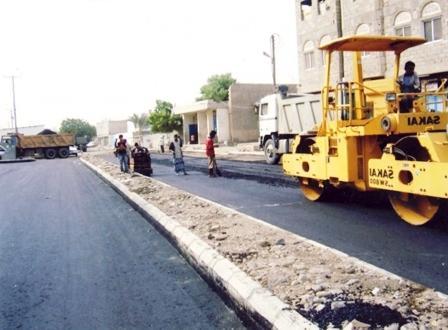 سفلتة أحد شوارع مدينة عدن / إرشيف