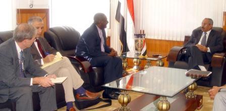 د. الاغبري أثناء لقائه بعثة البنك الدولي أمس