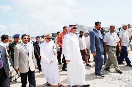 د. الجفري مع لجنة أمناء سر الاتحادات الخليجية أثناء تفقدهم أحد الملاعب