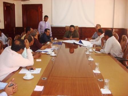 محافظ عدن يترأس اجتماع لجنة مراجعة تصاميم حديقة عدن الكبرى