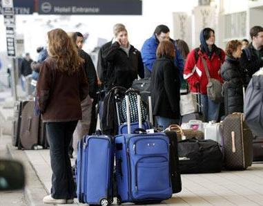 الهاجس الأمني يكدس طوابير المسافرين في المطارات