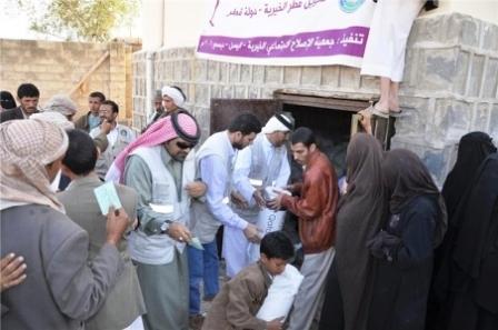 جمعية قطر الخيرية توزع المساعدات الاغاثية على النازحين بعمران