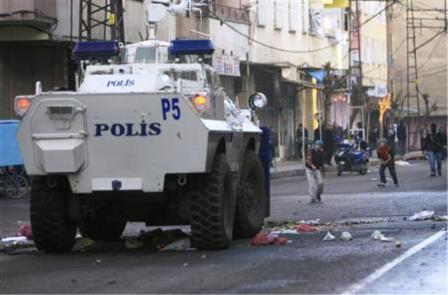 محتجون أكراد يشتبكون مع شرطة الشغب التركية في ديار بكر .