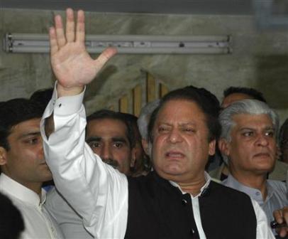 رئيس الوزراء الباكستاني الأسبق نواز شريف يتحدث إلى أنصاره خلال تجمع في لاهور يوم 15 مارس 2009.