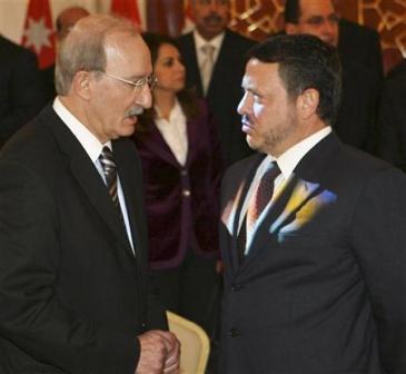 العاهل الأردني الملك عبد الله (إلى اليمين)يتحدث مع رئيس الوزراء المستقيل نادر الذهبي في عمان يوم 25 نوفمبر  2007.