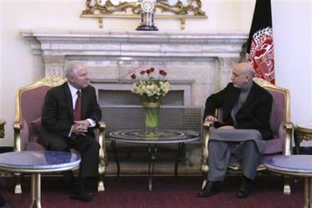 روبرت جيتس (إلى اليسار) إثناء محادثاته مع الرئيس الأفغاني حامد كرزاي في قصر الرئاسة بكابول أمس