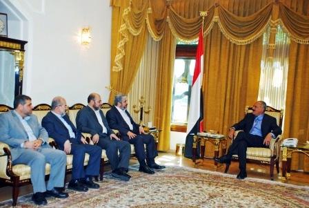 رئيس الجمهورية أثناء استقباله خالد مشعل والوفد المرافق له أمس