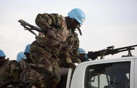 جنود من قوة حفظ السلام في دارفور يوم 17 مارس .