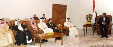 رئيس الوزراء لدى استقباله رؤساء الاتحادات الخليجية لكرة القدم