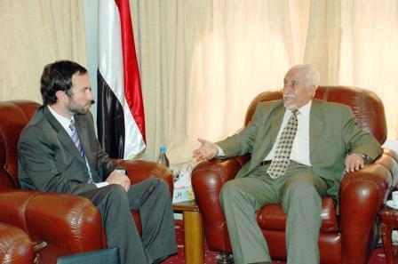 عبدالله أحمد صوفان مع المسؤول السياسي والاقتصادي بسفارة كندا