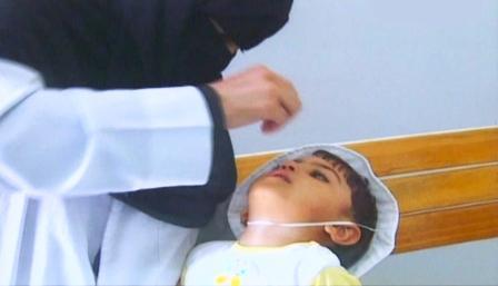 تطعيم أحد الأطفال ضد الشلل/ إرشيف