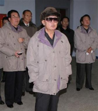 الزعيم الكوري الشمالي كيم جونج أيل أثناء زيارته مصنعا في بلاده في صورة وزعتها وكالة أنباء كوريا الشمالية الرسمية يوم 24 نوفمبر .