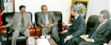 د.إبراهيم عمر حجري خلال لقائه أمس وفد شركة  الكهرباء والطاقة الكورية