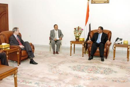 د . مجور لدى استقباله بيرنارد كليمو أمس