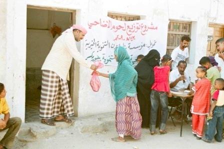 أثناء توزيع الأضاحي