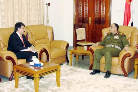 وزير الدفاع لدى لقائه سفير دولة الكويت الشقيقة لدى بلادنا أمس